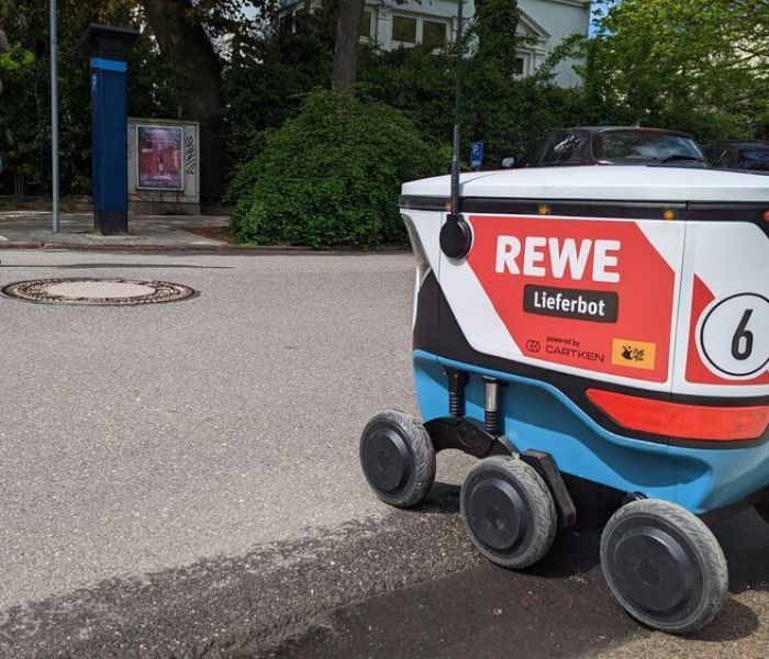 Die Last-Mile-Logistik von REWE profitiert von einem Lieferbot, das mittels KI gesteuert wird und die bestellten Waren direkt vor die Haustür bringt. (Foto: REWE.)