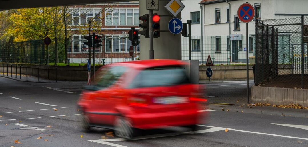 Rote Ampel überfahren: Ausreden und Konsequenzen  ( Foto: Adobe Stock- Fotoschlick )