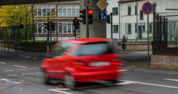 Rote Ampel überfahren: Ausreden und Konsequenzen  ( Foto: Adobe Stock- Fotoschlick )