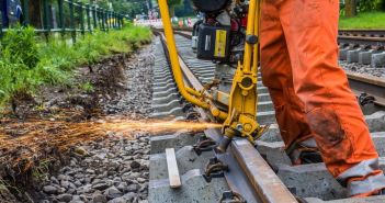 Bundesregierung erhöht Investitionen in den Schienenausbau (Foto: AdobeStock - Michael Eichhammer 167673869)