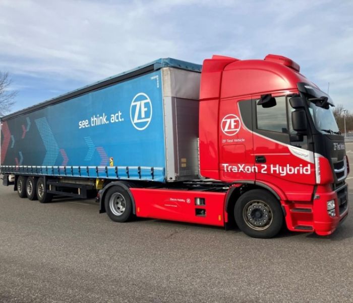 Weltpremiere auf Rädern: TraXon 2 Hybrid im ZF-Versuchsträger (Foto: ZF Group)