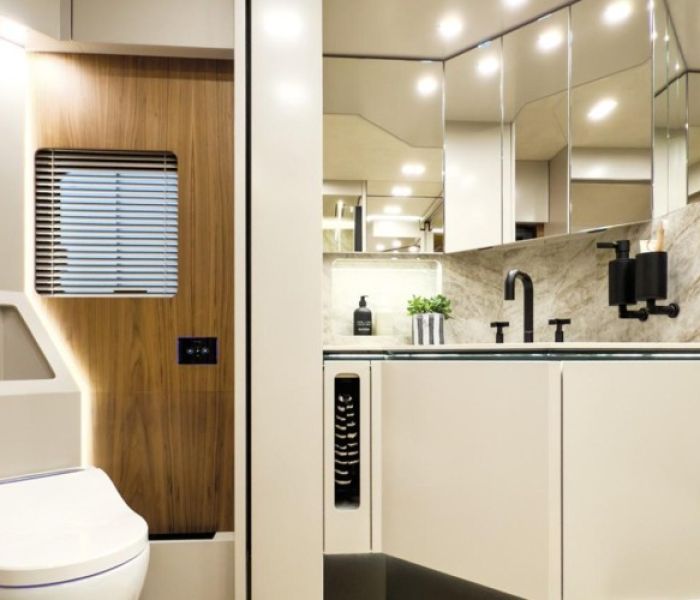 Der kombinierte Bed- & Bath-SlideGleichzeitig mit dem Sidebord. TV (Foto: www.vario-mobil.com)