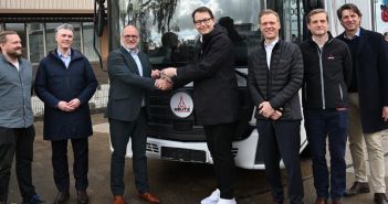 IAV und DEUTZ übergeben zwei 18-Tonnen-HyCET-Lkw für täglichen (Foto: IAV GmbH Ingenieurgesellschaft Auto und Verkehr)