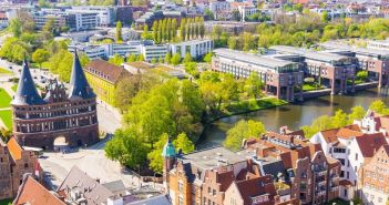 Lübeck startet intelligentes Verkehrsnetz mit datenschutzkonformer Echtzeit-Kameras und (Foto: AdobeStock - angelus_liam - 157858267)