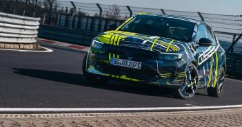 Opel präsentiert verschleierten Corsa GSE mit elektrifiziertem markantem (Foto: Opel Automobile GmbH)